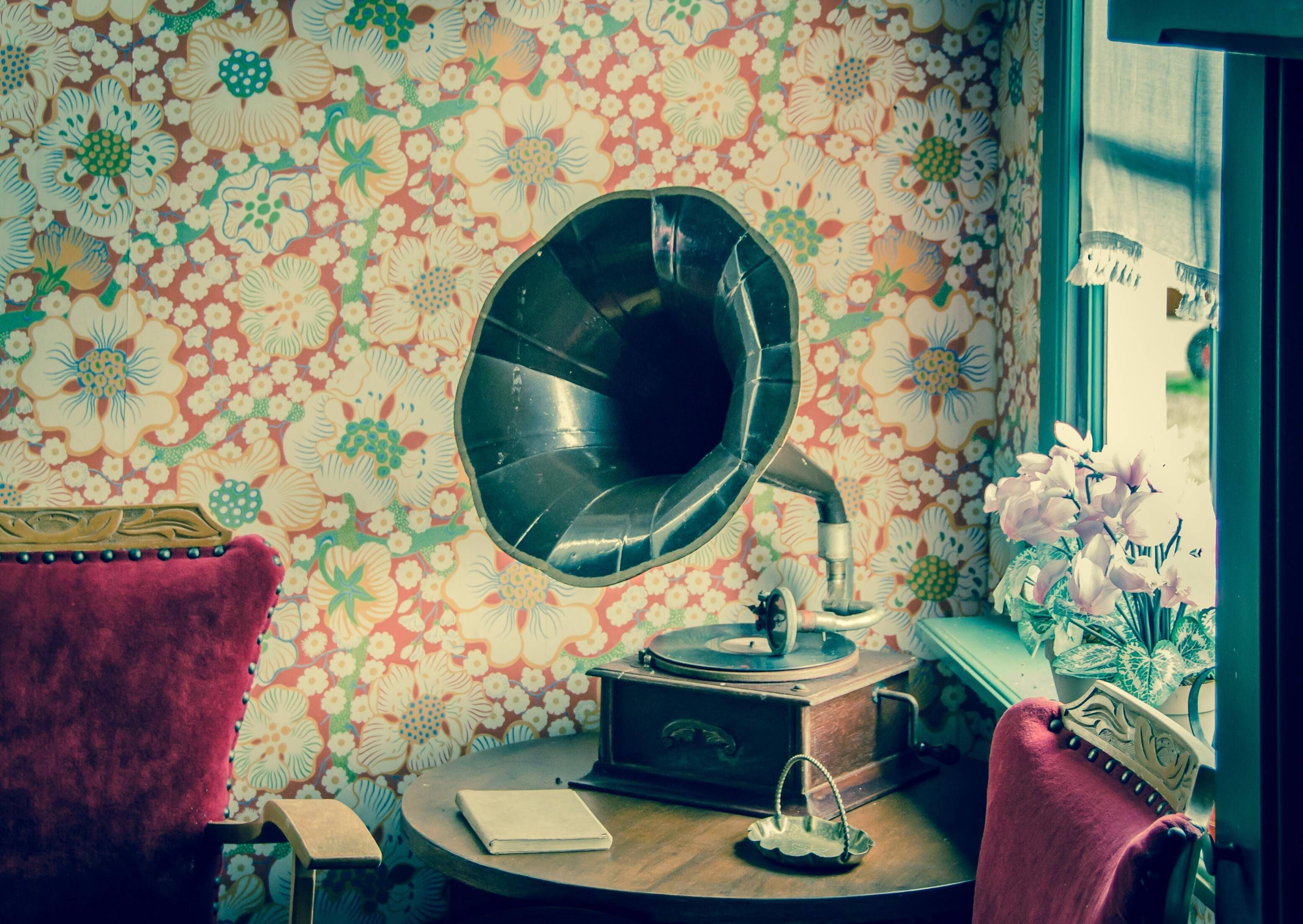 antique-audio-chair-594388